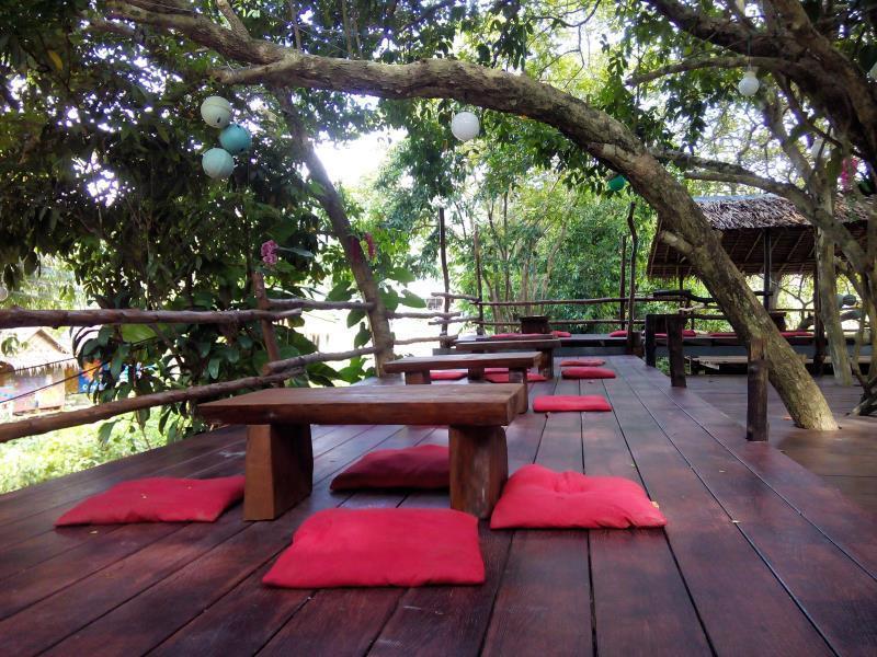Chill Chill Long Beach Hostel Ko Lanta Buitenkant foto